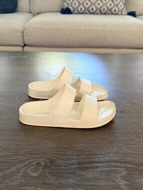 Girls Old Navy white slip on sandals slides size 3-4